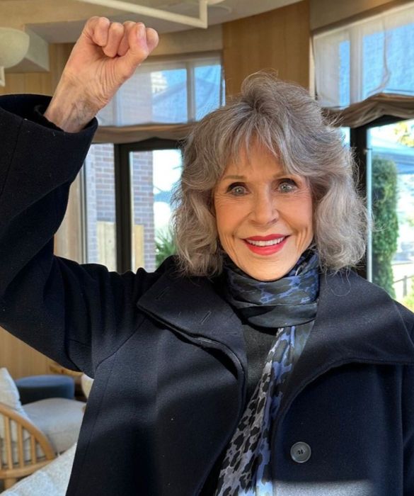 <p>Ecco un esempio per portare con gran classe i <strong>capelli bianchi over 60</strong>: anche la pasionaria Jane Fonda, icona del fitness, del femminismo e, oggi, delle battaglie sul clima, non smette mai di stupirci. A oltre ottant'anni, sfoggia una <strong>chioma bianca corposa e lucente</strong>, che le dona un'aria da vera diva. Un esempio per tutte le donne che vogliono invecchiare con stile, senza rinunciare alla propria femminilità. Foto: Instagram @janefonda</p>
