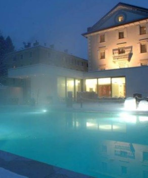 <p>Rimaniamo in provincia di Trento, al BellaVista Relax Hotel di Levico Terme. Piscina riscaldata, spa interna e palestra, ma anche tanta attenzione alla sostenibilità: la struttura è dotata di avanzati software gestionali domotici in grado di minimizzare i consumi energetici, attinge l’acqua da un pozzo freatico, ha un impianto di raffrescamento in free cooling e usa solo carta riciclata per il materiale pubblicitario e informativo. Per quanto riguarda il ristorante, i piatti sono stagionali e a km zero.</p>
