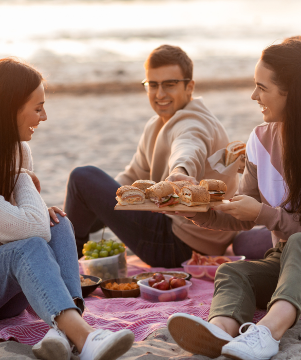 <p>Fra i miei luoghi comuni preferiti c’è “i<strong>l mare mette fame</strong>”, anche perché forse il termine fame è un eufemismo, visto che io in spiaggia già dalle ore 10.40 inizio a guardare la borsa frigo intensamente, quasi flirtando, e vi assicuro che difficilmente riesco a cedere dopo le 11.15. Unica <strong>regola</strong> universale sui panini al mare (dopo quella di portare la <strong>borsa frigo</strong> se no vi sentite male), è quella di preparare <strong>sempre un panino in più</strong> rispetto alle vostre aspettative di fame. Perché alle 16.00 un <strong>panino con la frittata</strong> vi fa veramente bene alla salute, prescrizione mia, medico presso me stessa.</p>
