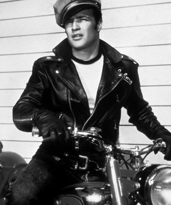 <p>Il giovane Marlon Brando, ribelle in jeans, con indosso un giubbotto di pelle, in sella sulla motocicletta: un’immagine iconica che si deve al film<em> Il selvaggio</em>, interpretato dall’attore nel 1953.</p>
