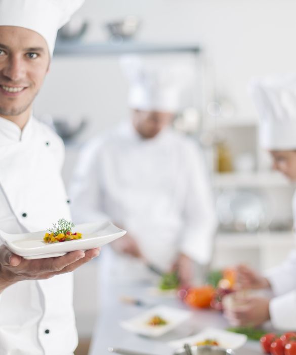 Non c'è bisogno di spostarsi da casa: sarà lui a venire da voi per farvi scoprire sapori inediti e irresistibili! A cena con lo chef: un modo per unire gusto, buon cibo e chiacchiere con le amiche di sempre!