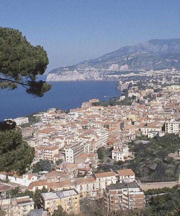 Giungono da ogni parte del mondo per visitare questo splendido angolo del sud Italia: Sorrento e la Costiera Amalfitana sono tra i luoghi più romantici della Penisola.