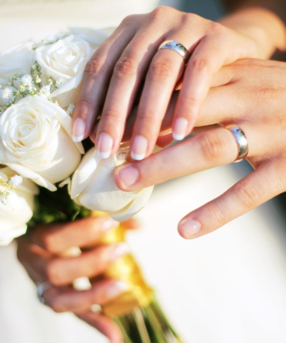 Il bouquet della sposa è un accessorio che non può mai mancare anche perchè a fine serata tutte le amiche single faranno a gara per accaparrarselo.
Di solito colori e dimensioni vengono scelti in base all'altezza della sposa e al vestito, ma ormai esistono bouquet di ogni tipo, da quelli a forma di borsetta a quelli realizzati con le caramelle.