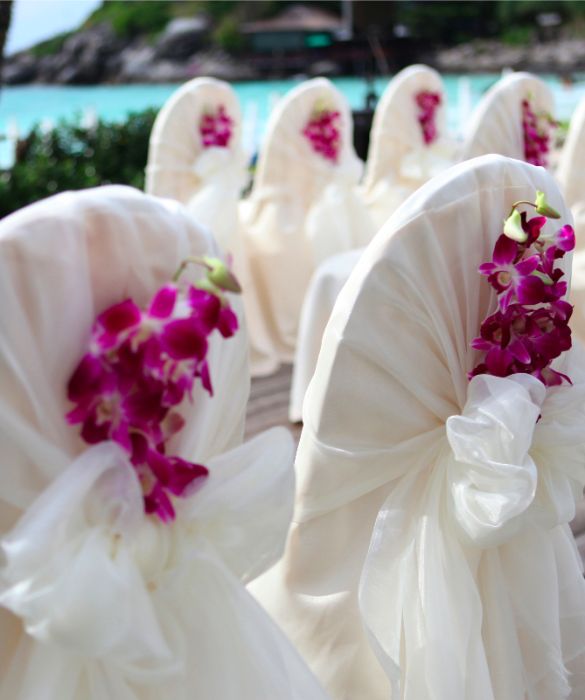 Celebrare il matrimonio su una spiaggia caraibica è il sogno di tutti, ma non è per tutti! Accontentiamoci, dunque, di addobbare la chiesa o la sala comunale con fiori e stoffe ricamate. La scelta dei colori è fondamentale. Se l'abito della sposa ha un dettaglio colorato, quello sarà il colore dominante.