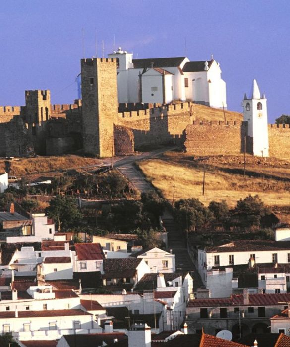 Perdetevi nel labirinto delle stradine del centro storico di Evora, la più grande città della regione dell'Alentejo. 