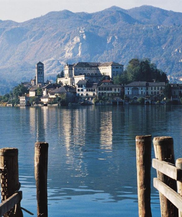 Silenziosa, intima, magica: è l'atmosfera che attende chi passerà il San Valentino sul lago d'Orta, un luogo fuori dalle rotte turistiche più frequentate ma che merita davvero di essere visitato. 