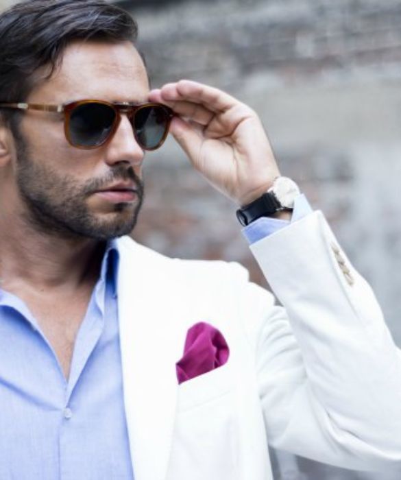 Il vostro partner cura molto il look? Un’idea potrebbe essere quella di regalargli un paio di occhiali da sole di tendenza. Un accessorio che fa tanto “uomo di classe”!