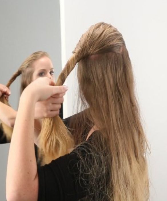 Gira lentamente la prima ciocca di capelli verso l’esterno, avvolgendola su se stessa fino a formare uno chignon. 