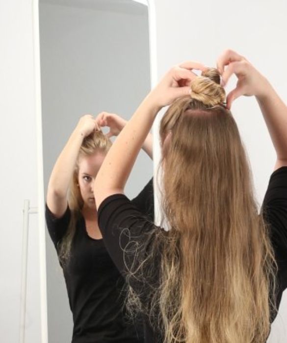 Blocca lo chignon con alcune forcine. Se le forcine non dovesso bastare puoi usare anche un elastico per capelli, ma attenzione a non stringere troppo! Gli elastici infatti possono spezzare i capelli, rovinandoli irreparabilmente!