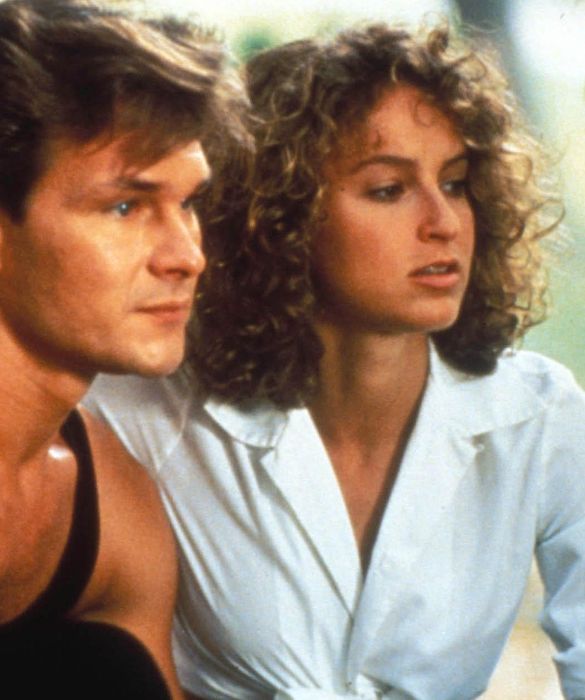 Anni Ottanta: boom di permanenti, lacca spray e curly hair! Uno degli esempi più iconici e influenti è sicuramente Baby, alias Jennifer Grey, protagonista del film Dirty Dancing. Capelli ricci, corposi, spettinati e ribelli. Quante di voi si sono lasciate travolgere dal fascino di questo stile voluminoso e imponente?