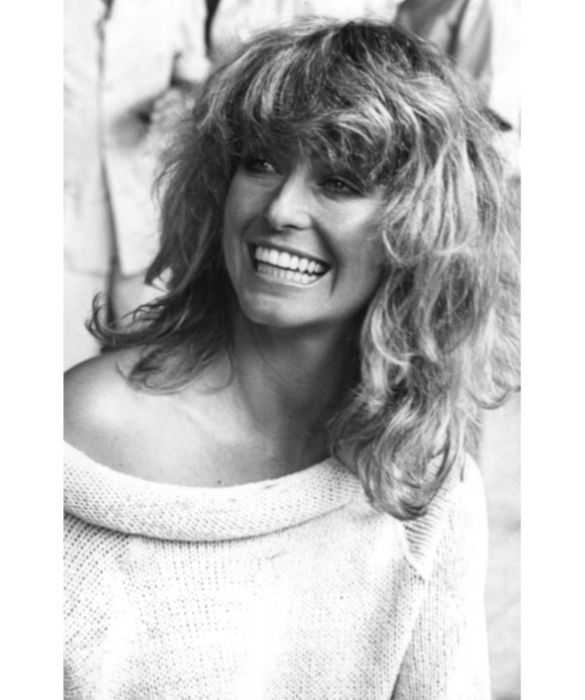 Capelli lunghi, scalature decise che conferiscono volume e mantengono un effetto pieno: parliamo del noto blow dry di Farrah Fawcett, opera di un guru della storia dell’hairstyling, Garren. I suoi indimenticabili capelli, consacrati dalla popolare serie tv “Charlie’s Angel”, divenne simbolo di un decennio e di una generazione, ispirando molte donne. 