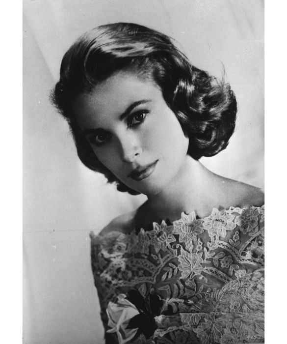 Capelli biondo miele, onde morbide, taglio medio e pettinatura tutta indietro. Sono le icone intramontabili di eleganza raffinata e quasi eterea come Grace Kelly ad essere ancora in voga oggi. Lo stile “classic wave” è ancora uno dei più copiati e ammirati, ma soprattutto visibili sui red carpet. Il paradosso? Sfoggiare un taglio come il suo, oggi, darà un tono “moderno” al look, a qualsiasi età. 