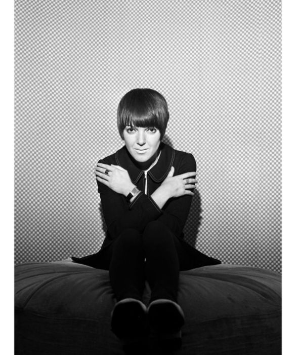 Nel 1964, il talentuoso Vidal Sasson realizzò davanti ai fotografi la pettinatura simbolo di Mary Quant, la stilista britannica conosciuta in tutto il mondo come l’inventrice della minigonna. Un caschetto a cinque punte, un taglio di design geometrico e rigoroso che divenne un cult al punto che dal parrucchiere bastava pronunciare il nome di Mary Quant per essere certe di venire pettinate come si desiderava. 