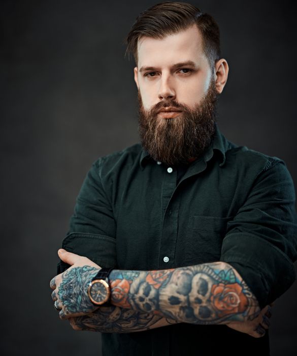 <p>Anche il tatuaggio è diventato cifra stilistica dell'hipster. Meglio se sulle braccia e colorato (al bando i tribali e i monocolore di moda negli anni 90) magari disegnato da lui.</p>
