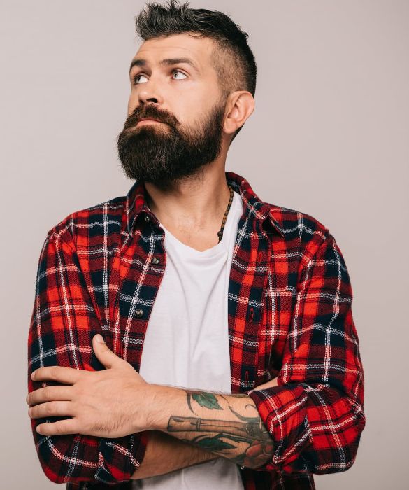 <p>Una camicia a scacchi come un vero lumberjack che si rispetti. Preferibilmente sui toni del rosso.</p>
