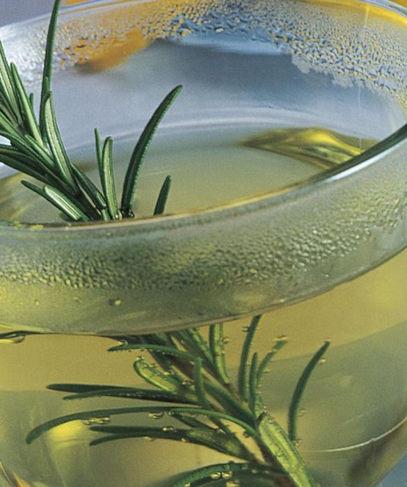 La tisana al rosmarino è semplicissima da fare: basta mettere in infusione per circa 15 minuti in acqua bollente, un cucchiaio di aghi di rosmarino per ogni tazza di tisana che si desidera ottenere. Filtrate e lasciate raffreddare. L'effetto è depurativo, soprattutto a livello del fegato; inoltre questa tisana assicura il benessere delle vie aeree e aiuta a tenere sotto controllo il diabete.