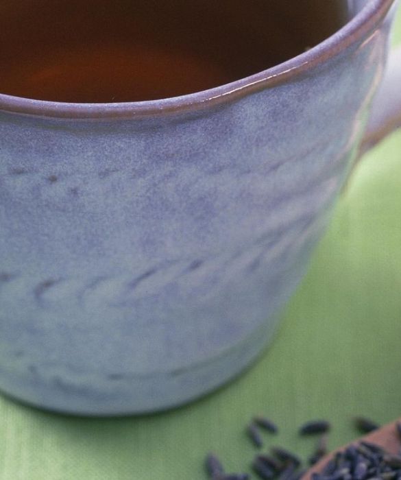 Dalle proprietà diuretiche, calmanti e rilassanti, l'infuso alla lavanda si prepara mettendo un cucchiaino di fiori secchi di lavanda in una tazza da 250 ml di acqua bollente. Dopo cinque minuti filtrate e aspettare che si raffreddi.