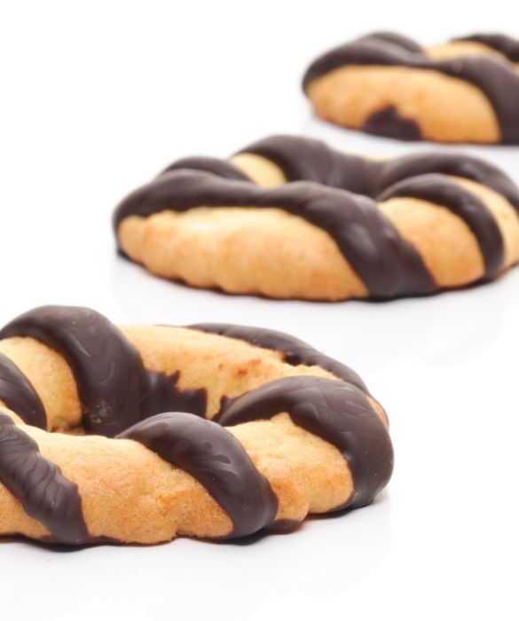 Come rendere ancora più golosi dei biscotti frollini? Semplice, basta decorarli con del cioccolato fuso. Saranno perfetti da servire a merenda con una tazza di tè fumante.