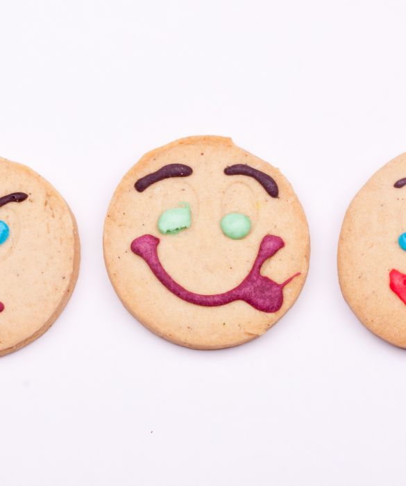 I bambini amano i biscotti e ancora di più se hanno una forma divertente o sono decorati con confetti, glassa o cioccolato.
Per disegnare delle faccine simpatiche sui frollini preparate una glassa di zucchero a velo e acqua e coloratela come volete.