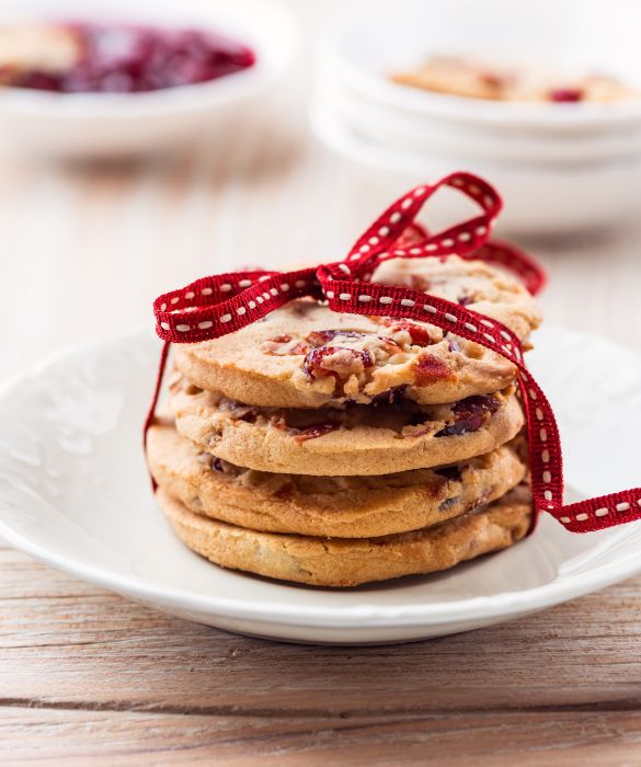 I biscotti fatti in casa sono sempre un regalo prezioso e molto gradito.
Confezionateli all'interno di scatole di latta o di barattoli di vetro e decorate con un nastro colorato e un'etichetta che riporti il contenuto, gli ingredienti e la scadenza.