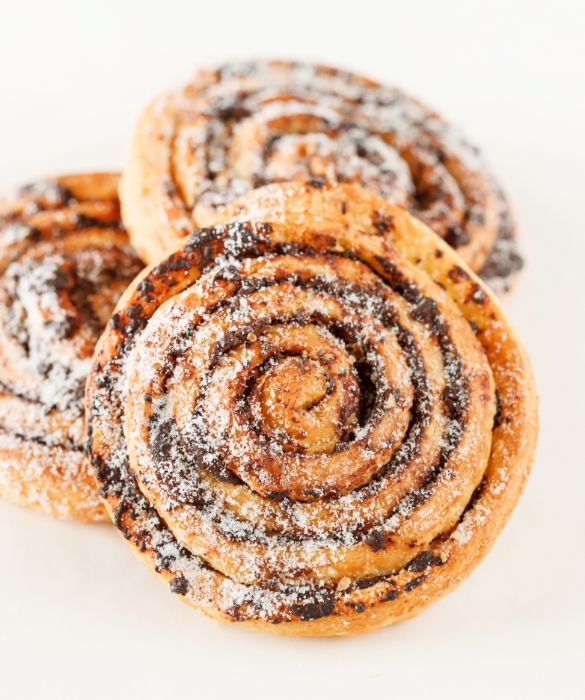 I cinnamon rolls sono dolci tipici del nord Europa e nord America.
Sono spirali di pasta lievitata farciti con burro, zucchero e cannella. Gustati caldi sono davvero deliziosi.