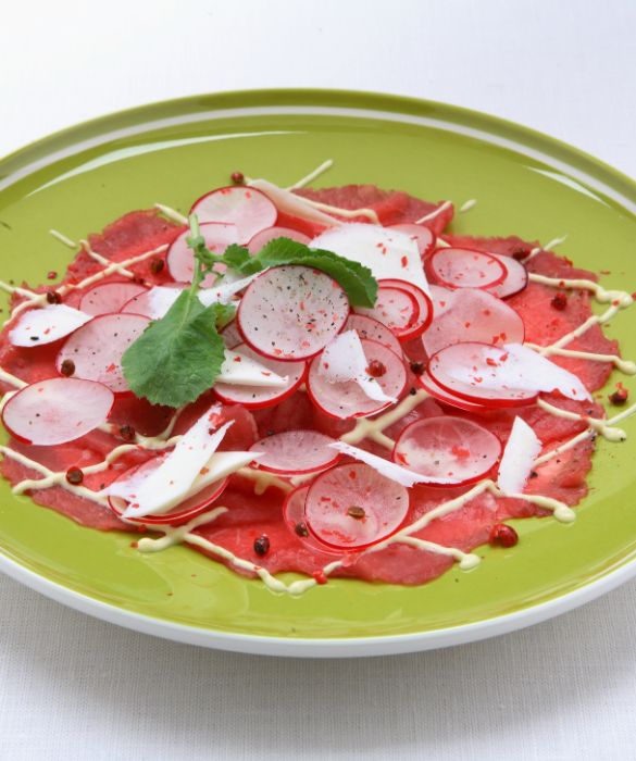 Carpaccio di manzo accompagnato a ravanelli