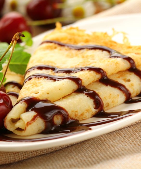 Le crepes sono dolci originari della Francia realizzati cuocendo una pastella liquida su un'apposita piastra. Possono essere farcite con confetture e creme e possono essere realizzate anche in versione salata. Quelle ripiene di cioccolato sono le più golose e vanno servite tiepide e con tanto zucchero a velo.