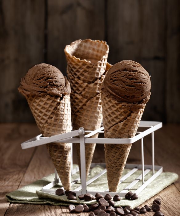 Il gelato al cioccolato è un classico che piace molto ai bambini e si sposa molto bene con creme come nocciola, pistacchio e fiordilatte, ma anche con alcuni tipi di frutta come le fragole. Oggi nelle gelaterie c'è l'imbarazzo nella scelta dei gusti e anche per il cioccolato possiamo spaziare. Quelli al peperoncino, extrafondente e all'arancia sono gusti per veri intenditori.