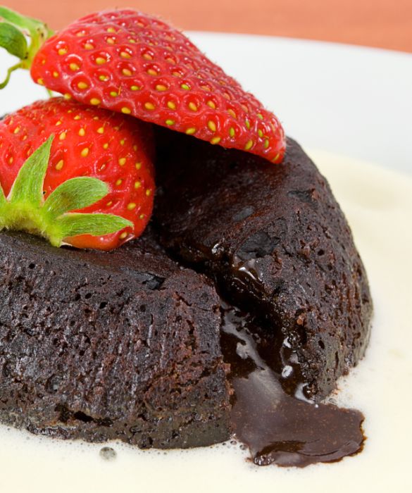 Il soufflè è un dolce per veri esperti. Basta un attimo in più o in meno nel forno per non riuscire a portare a termine la ricetta. Uno dei più gettonati è quello al cioccolato con cuore morbido. Da servire tiepido, con tanto zucchero a velo e una pallina di gelato alla vaniglia. Il contrasto caldo-freddo renderà questo dolce ancora più goloso!