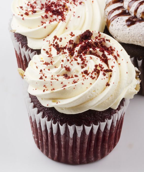 I cupcakes al cioccolato profumati alla vaniglia sono un vero peccato di gola, soprattutto se decorati con panna montata o frosting al burro e una manciata di gocce di cioccolato fondente.