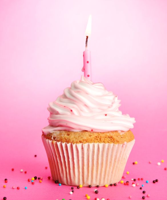 Se volete stupire la vostre dolce metà nel giorno del suo compleanno, portate la colazione a letto con un bel vassoio aparecchiato con fiori, frutta, dolci e caffè e con un divertente cupcake con la candelina da spegnere! Ora non resta che soffiare ed esprimere un desiderio.