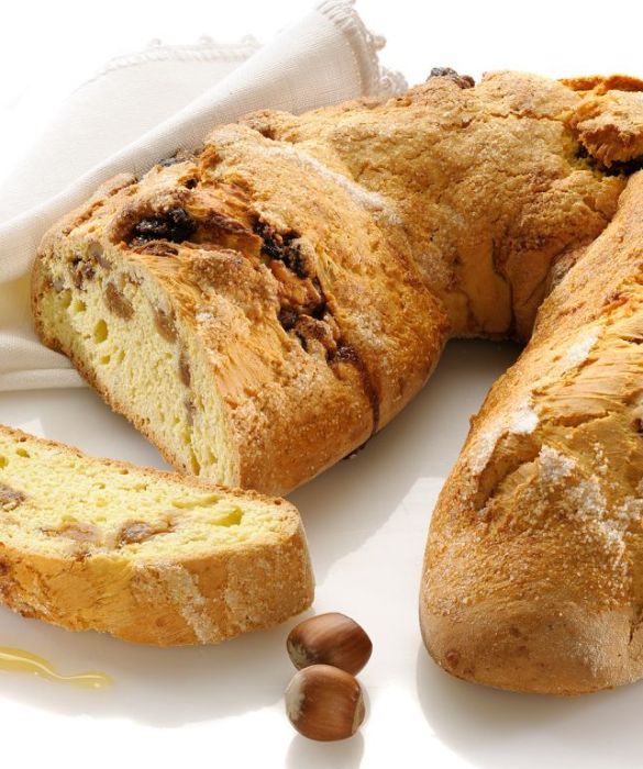 Il Bolo de Mel è un pandolce portoghese originario della regione di Madeira. Tradizione vuole che venga preparato l'8 dicembre, in occasione della festa dell'Immacolata, ma che venga servito a Natale. Questa torta appetitosa a base di frutta secca, canditi, spezie e vino Madeira ha infatti la caratteristica speciale di conservarsi anche per mesi se ben avvolto in carta oleata.