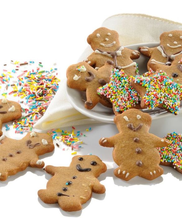 Famosissisimi e tipici della cucina anglosassone e americana, i Gingerbread men con il loro caratteristico profumo di cannella e zenzero si ritrovano anche in molte altre tradizioni dell'Europa orientale. Decorati con glassa colorata a piacere del pasticcere, sono abbastanza semplici da preparare e in più possono diventare una decorazione divertentissima da appendere all'albero di Natale!