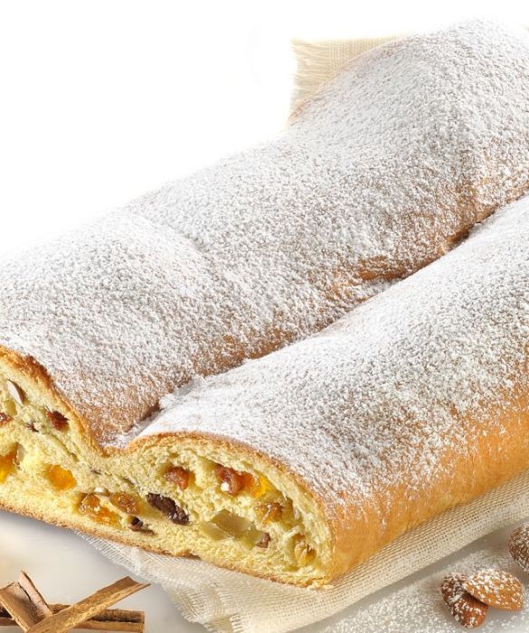 Chiamato anche Christstollen o Weihnachtsstollen, questo dolce natalizio tedesco risale addirittura al XIV secolo. È originario dell'area di Dresda ed è particolaramente ricco di frutta secca e canditi, in particolare mandorle, uvetta e cedro. Solitamente si prepara con una settimana d'anticipo, ma è consuetudine mangiarlo la sera della Vigilia di Natale.