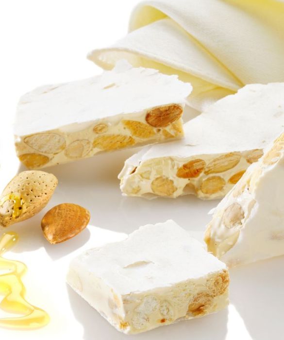 In Spagna non è Natale senza un buon turrón! L'omologo spagnolo del torrone nostrano si prepara con mandorle o noci ovviamente tostate e mescolate con miele e zucchero. È diffuso soprattutto in Catalogna e nella Comunità Autonoma Valenciana e la varietà più antica e famosa è quella di Jijiona, un piccolo comune vicino ad Alicante.