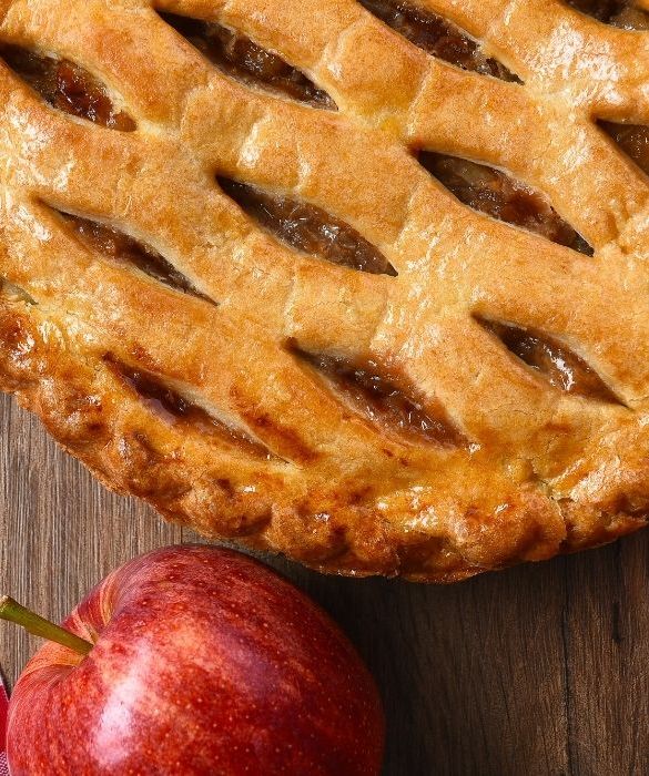 <p>Tra tutte le torte tipiche degli USA ce n'è una che gli americani considerano patrimonio nazionale: la Apple Pie, non per niente nota anche come American Pie. Preparata con mele fresche autunnali e la giusta dose di cannella, questa profumatissima torta, simile in tutto e per tutto a quelle di Nonna Papera, è ancora più buona se accompagnata da una pallina di gelato alla vaniglia. Provare per credere!</p>
