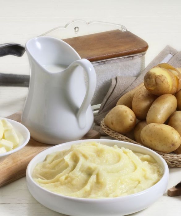 Anche le Mashed Potatoes (patate schiacciate) non possono mancare sulla tavola del Ringraziamento. Semplici o arricchite con spezie o erbe aromatiche, ridotte a purea, a striscioline sottilissime o con pezzetti un po' più consistenti: per prepararle c'è solo l'imbarazzo della scelta.