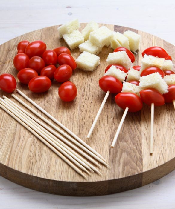 Un piatto a base di salmone con spiedini al pomodoro