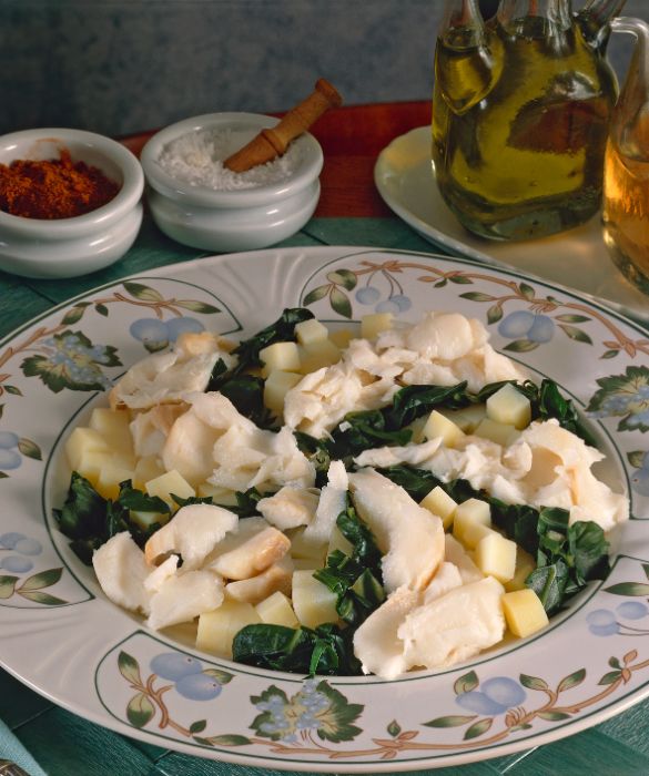 Le patate fanno da contorno con gli spinaci al nasello