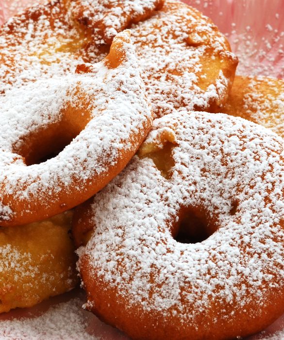 Le frittelle di mele sono dolci tipici del carnevale. Le mele vengono affettate e immerse nella pastella e poi fritte. Bisogna mangiarle ancora calde e piacciono tanto ai bambini.