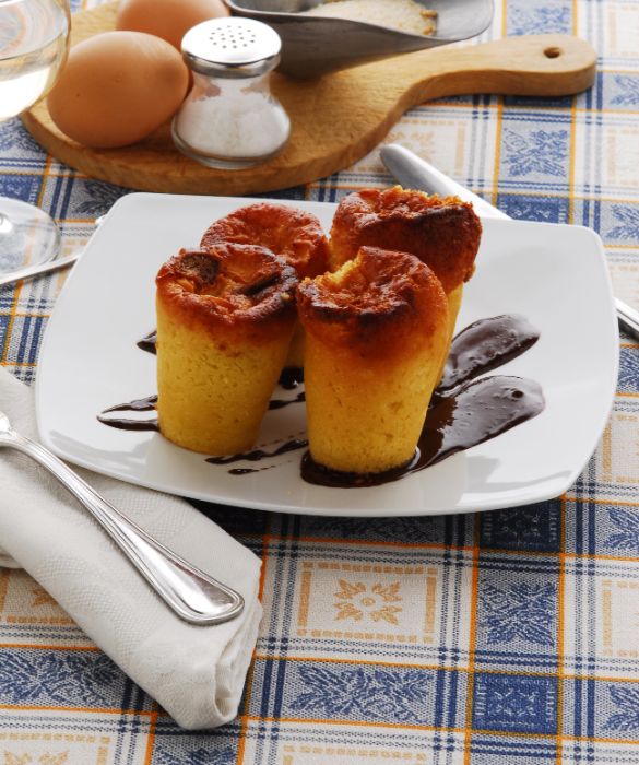 Al posto della classica torta di mele, preparate dei tortini monoporzione per la merenda dei vostri bambini. Serviti con della crema di nocciole tiepida saranno anche un dessert molto goloso da offrire ai vostri ospiti a fine cena.