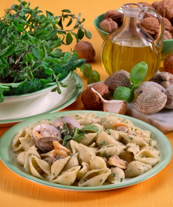 Primo piatto di conchiglie al pesto aromatico e tartufi di mare 