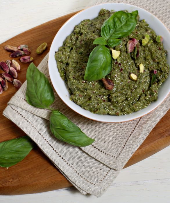 Un piatto di spaghetti al pesto brontese