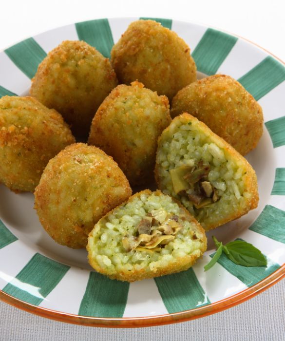 Supplì di riso accompagnati da carciofini al pesto