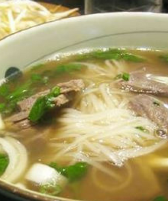 La zuppa più cara del mondo viene servita a Beverly Hills nel ristorante vietnamita Pho. La Anqui Pho Soup costa circa 4000 euro a piatto e contiene manzo di Kobe, tartufo di Alba, noodles e brodo di foie gras. Quella di Kobe è una rarissima razza di manzo che si caratterizza per il distintivo colore nero e la mole imponente. La sua carne, come il caviale o il tartufo è un prodotto da un lato molto raro e prezioso e dall’altro molto aromatico e viene venduta a circa 600 dollari al chilo. Bisogna però specificare che i proventi di questa lussuosa zuppa sono in parte devoluti all’ospedale pediatrico Children’s Hospitals of Los Angeles, ospedale d’istruzione senza scopo di lucro.