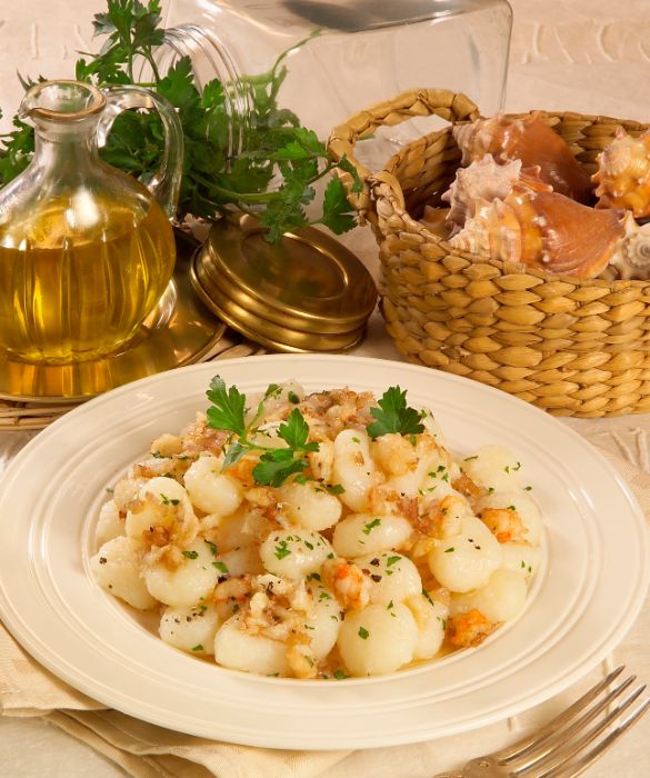 Un primo piatto di pesce: gnocchi al ragù di aragosta e granchio