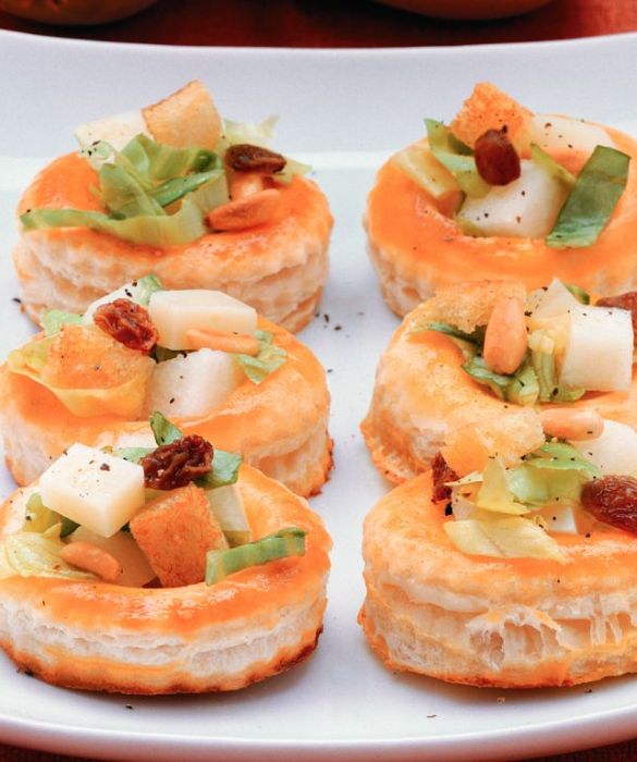 Pere e formaggio sono un'accoppiata vincente, si sa! Provali come farcitura per delle leggerissime vol-au-vent salate da servire come aperitivo elegante, magari con un buon prosecco.