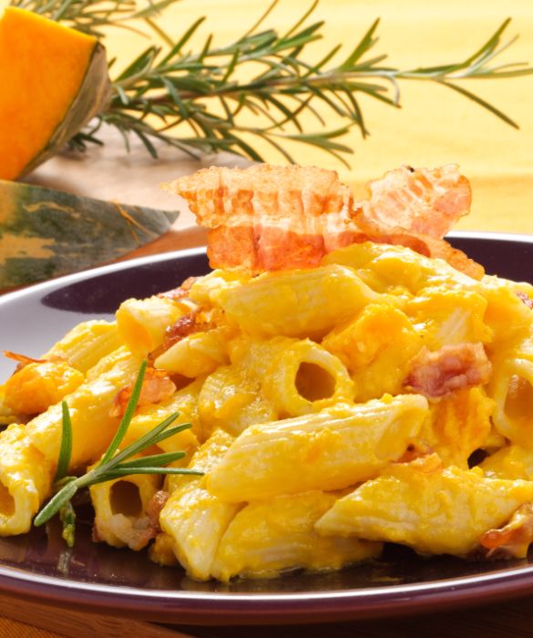 Colora la tua pasta con la zucca e guarniscila con il sapore della pancetta: una vera e propria gioia per il palato!