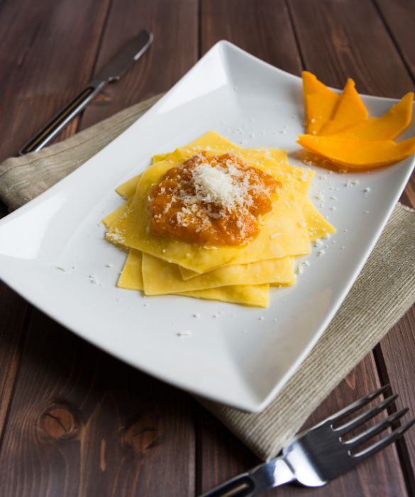 Sfoglie di pasta con sugo di zucca, un primo piatto all'insegna dei sapori delicati