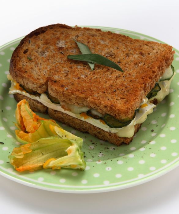 Uno spuntino gustoso: toast caldo al formaggio e zucchine